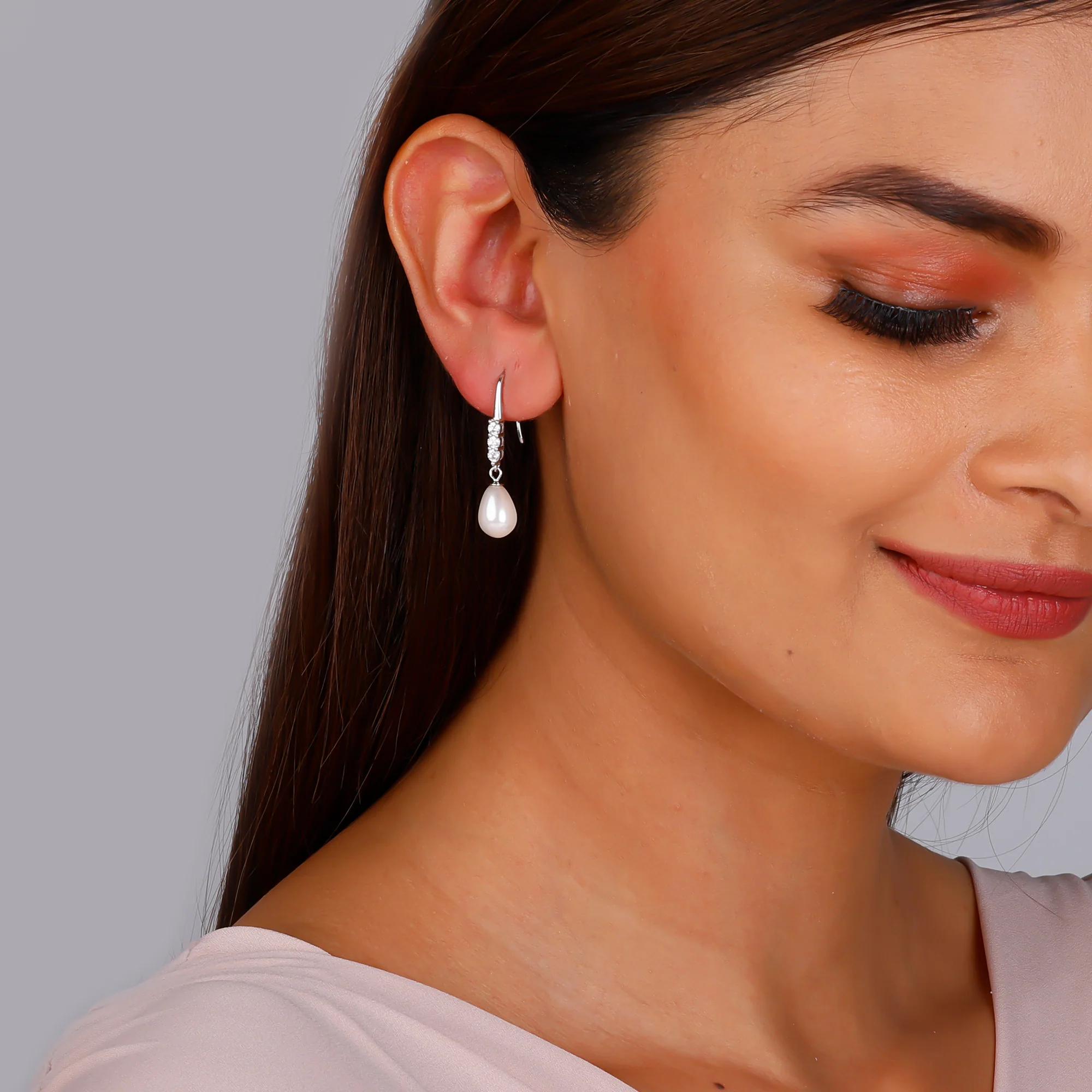 Anushka Sharma Silver Drops of Pearl Earrings - Image 3