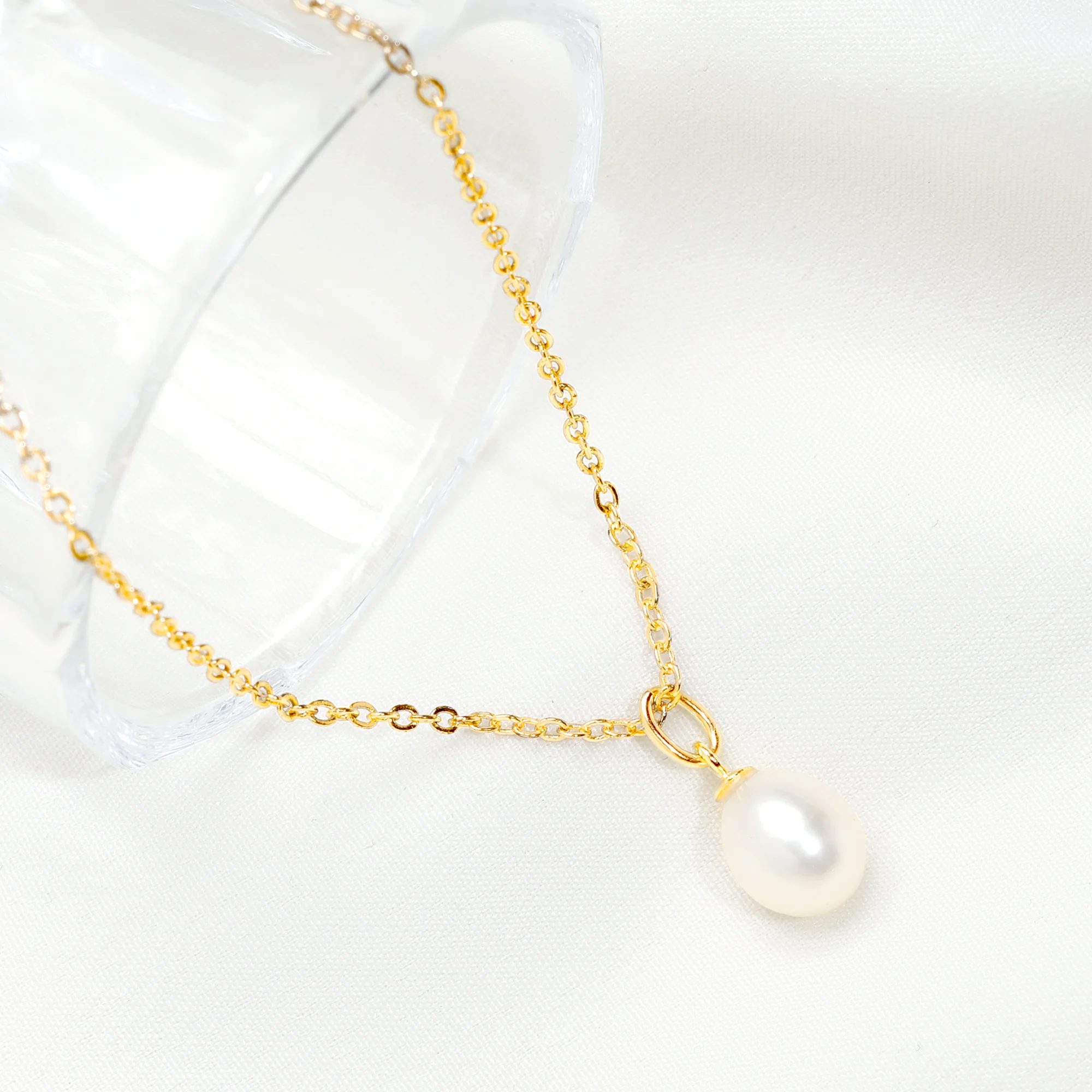 Golden Minimal Pearl Pendant with Link Chain - Image 2