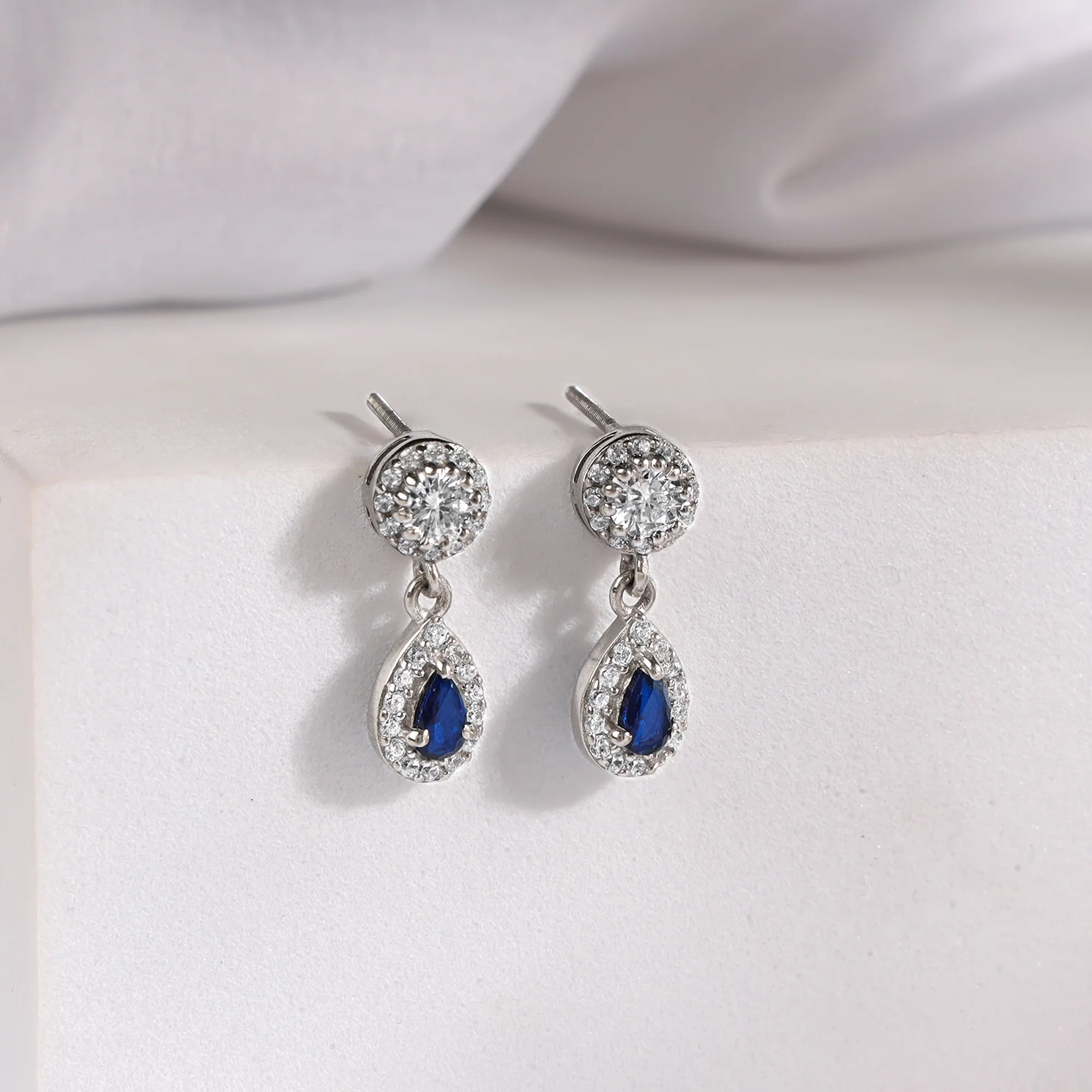 Silver Graceful Adornare Earrings - Image 2
